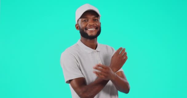 Zwarte Man Armen Gekruist Portret Met Een Glimlach Sportkoets Kleding — Stockvideo