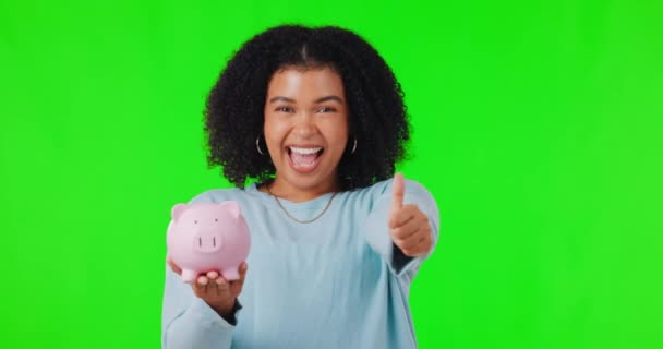 绿色的屏幕 女人的脸和小猪银行与大拇指向上的预算 成功和成长的背景模型 成功和女人像与手投票的感情和储蓄罐 — 图库视频影像