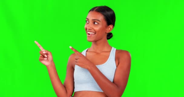 Ευτυχισμένη Γυναίκα Γυμνασμένη Και Δείχνοντας Στην Πράσινη Οθόνη Για Διαφήμιση — Αρχείο Βίντεο
