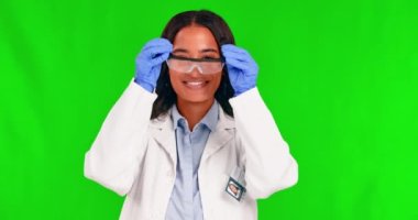Yeşil ekran, kadın bilim adamının yüzü ve başarıya, desteğe ve stüdyoda laboratuvar araştırmalarına hazır. Portre, gözlük ve mutlu kadın bilim uzmanı emoji, inceleme ve anlaşma gibi..