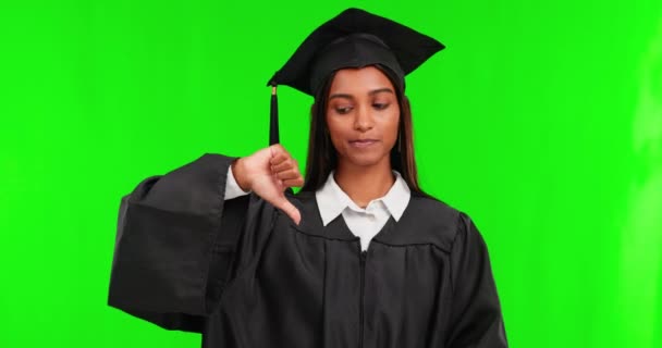 绿色屏幕 肖像和毕业生与手签意见 选择和大拇指在工作室背景下 意见不合 失败和举手表决的人 — 图库视频影像