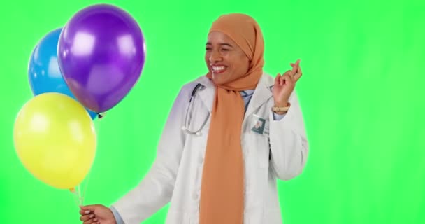 气球和医生与穆斯林妇女在绿色屏幕上庆祝 生日或手指交叉 好运和医疗保健与儿科医师的肖像背景派对 — 图库视频影像