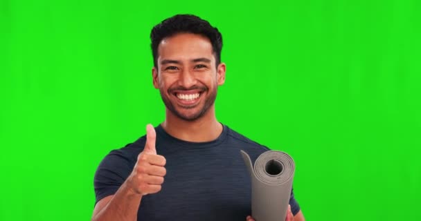 亚洲男人 瑜伽和大拇指高举在绿色屏幕上 在工作室的背景下进行健身锻炼 带垫子的快乐男性或瑜伽者的画像 如情操或健康运动的认可标志 — 图库视频影像