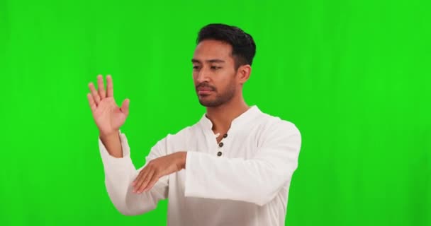 Asyalı Adam Tai Chi Reklam Için Yeşil Ekrana Işaret Ediyor — Stok video