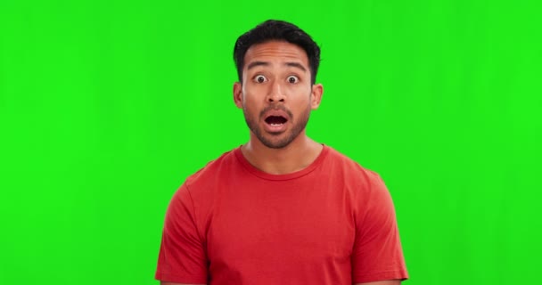 Лицо Смущенное Шокированное Человеком Зеленом Фоне Экрана Студии Выглядящим Взорванным — стоковое видео
