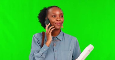 Arama, el sallama ve arka planda izole edilmiş yeşil ekranda evrakları olan siyah bir kadın. Mobil, merhaba ve mutlu Afrikalı iş adamı sohbet, yürüyüş ya da seyahat için işe gidiş