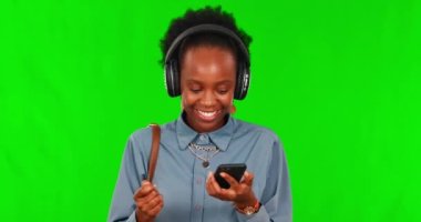 Kulaklıklar, telefon ve merhaba, arka planda izole edilmiş yeşil ekrandaki siyah kadın. Sabah seyahatinde ses, ses ya da radyo dinleyen mutlu Afrikalı kişinin dalga ve müziğiyle yürüyoruz..