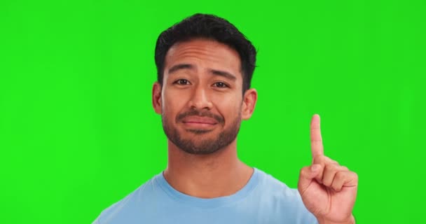 Menghitung Bahagia Dan Wajah Seorang Pria Asia Pada Layar Hijau — Stok Video