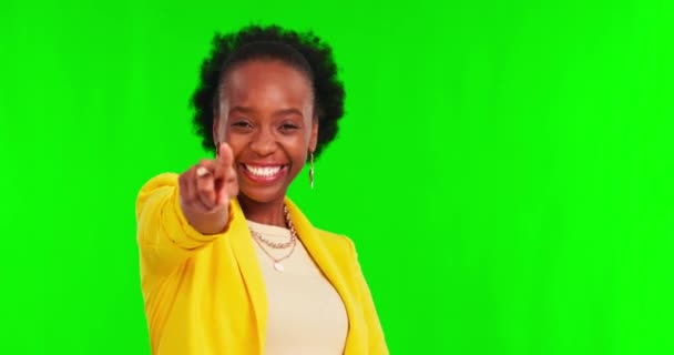 绿色屏幕 演示或快乐的黑人女性 手指指向公告 新闻或宣传品 展示或介绍有折扣交易的非洲女性 即将到来或关于模拟背景的信息 — 图库视频影像
