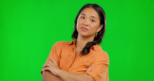 Pewność Siebie Postawa Ramiona Skrzyżowane Azjatycką Kobietą Zielonym Tle Ekranu — Wideo stockowe