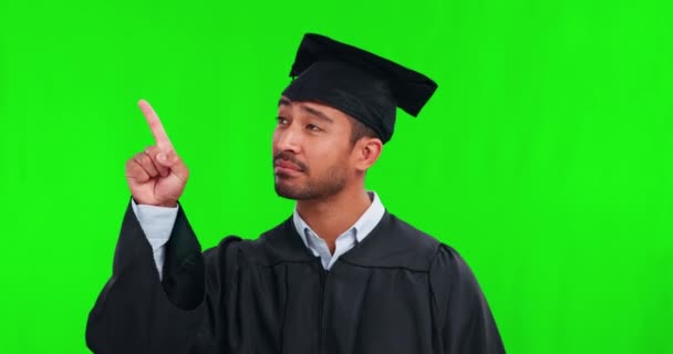選択し 奨学金 大学やキャリアの緑の画面の背景に思考の決定で卒業 仕事のオファー 達成と教育や機会のオプションを指す男学生 — ストック動画