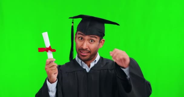 背景のモックアップに隔離されたスタジオで緑の画面上の証明書を持つ顔 卒業生と男 肖像画 卒業証書または幸せなアジアの学生は ハードワーク 成功または達成のための汗を拭く — ストック動画