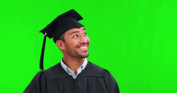 指向男人和毕业生在绿色屏幕上的工作室孤立的背景模型 有广告 营销或大学促销空间的形象 毕业和快乐的亚洲学生 — 图库视频影像