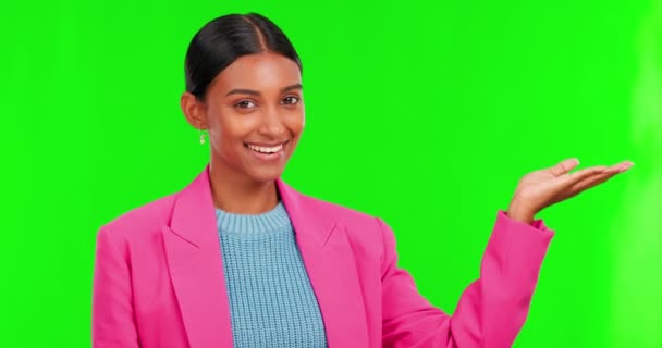 広告のためのスタジオで緑の画面の背景に女性とのプレゼンテーション 製品やチェックリスト クロマキーに関する指示を示す若い女性ブランド大使の肖像画 マーケティング — ストック動画