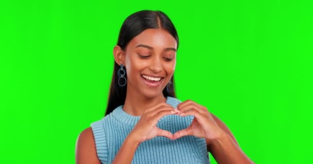 Zelená Obrazovka Tvář Šťastná Indická Žena Srdečnýma Rukama Lásky Péče — Stock video