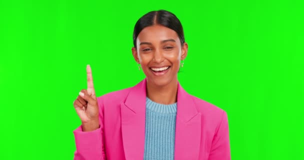 カウントダウンやスタジオの背景に対する広告のための緑の画面上の幸せな女性 手とカウント 笑顔と数字やモックアップ空間上のマーケティングのための指を示す女性の肖像画 — ストック動画