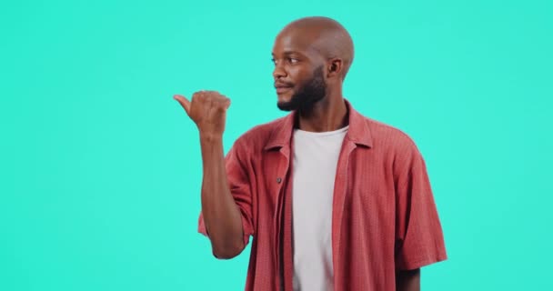 Gezicht Wijzende Zwarte Man Met Promotie Verrassing Winnen Tegen Een — Stockvideo
