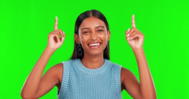 Mutlu Kadın Reklam Satış Için Yeşil Ekranı Işaret Ediyor Gülümseyen — Stok video