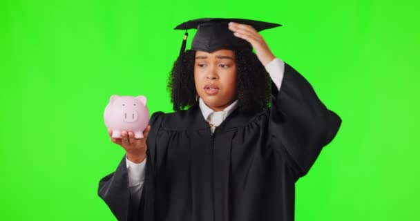 精打细算的银行 毕业压力和女性在绿色屏幕上的储蓄 贷款和债务问题和预算 教育和研究生 学生或非洲裔抑郁症患者 有演播室背景 — 图库视频影像