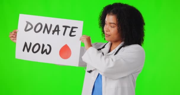 Зеленый Экран Женщина Врач Табличкой Пожертвовать Сейчас Здравоохранение Изолированное Студийном — стоковое видео