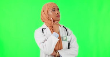 Düşünen, yeşil perde kadını ve Müslüman doktor fikirler, sağlık sigortası planı ya da tıbbi çözüm üretmek. Krom anahtar portre, ciddi karar ve stüdyo arka planında İslam kadın cerrah.