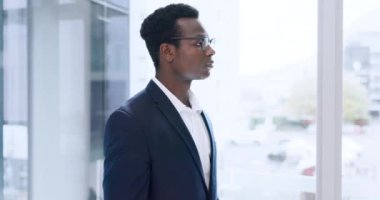 Yüz, iş ve ciddi bir siyah adam profesyonel iş ya da kariyer için ofisindeki pencerede bekliyor. Portre, şirket ve gözlük. Gün içinde iş yerinde kendine güvenen genç bir çalışanla birlikte..