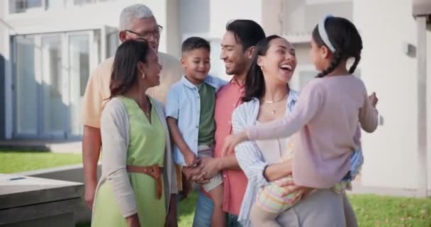 Familie Kinderen Buiten Door Nieuw Huis Voor Onroerend Goed Investeringen — Stockvideo