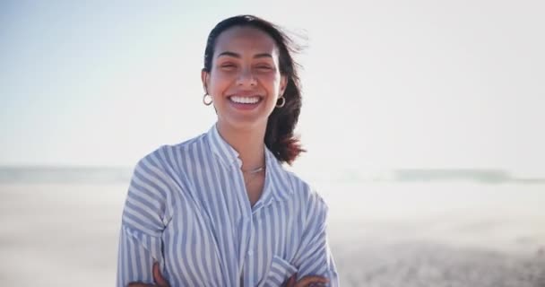 Plaża Wakacje Twarz Szczęśliwej Kobiety Lecie Wakacje Lub Relaks Ramionami — Wideo stockowe