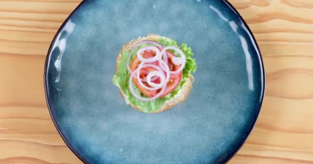 Человек Рука Бургер Timelapse Вкусной Еды Закуски Обед Выше Деревянный — стоковое видео