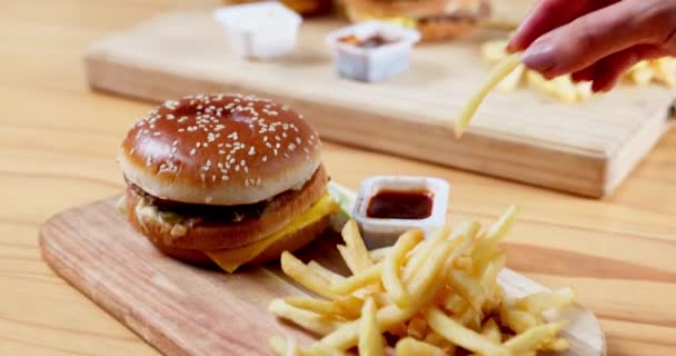 Menschen Hände Und Essen Fast Food Mit Pommes Burger Und — Stockvideo