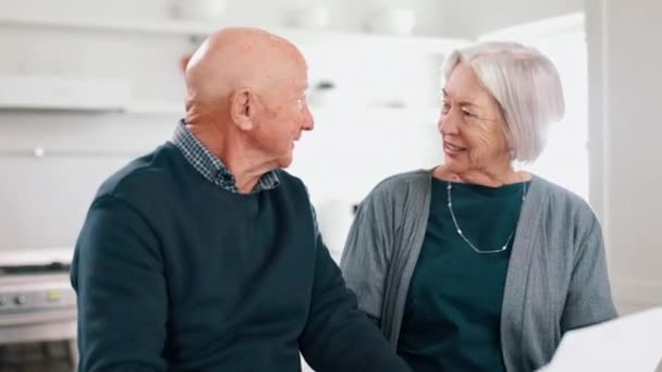 Couple Aîné Baiser Avec Paperasserie Pour Budget Portefeuille Pension Actifs — Video