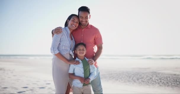 Amor Abrazo Cara Familia Feliz Playa Para Viajar Aventura Unión — Vídeo de stock
