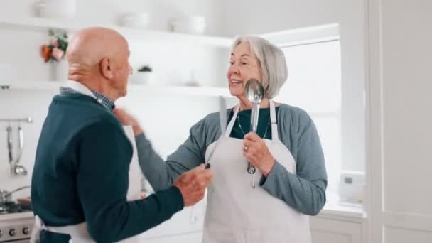 Memasak Menari Dan Pasangan Senior Bernyanyi Dapur Dengan Menyenangkan Energi — Stok Video