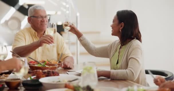 Família Jantar Comida Com Brindes Vinho Mesa Jantar Para Ligação — Vídeo de Stock