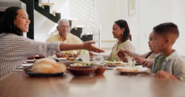 Aile Yemekte Ele Tutuşmak Dua Etmek Yemek Için Sofra Minnettarlık — Stok video