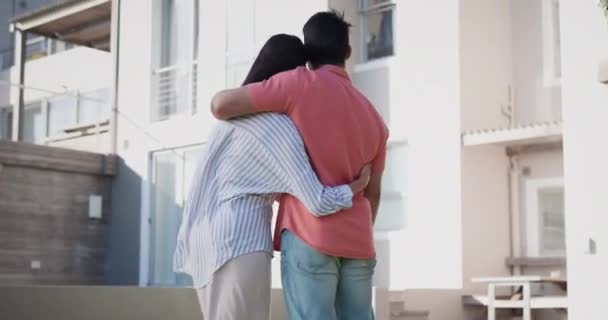 Ζευγάρι Πίσω Και Αγκαλιά Εξωτερική Στο Νέο Σπίτι Για Την — Αρχείο Βίντεο