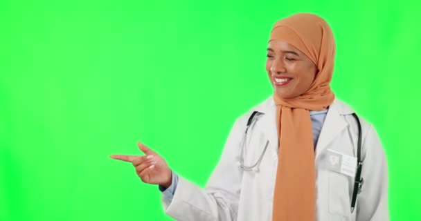 Muzułmanka Twarz Lekarz Wskazujące Zielony Ekran Studiu Odizolowany Tle Makiety — Wideo stockowe