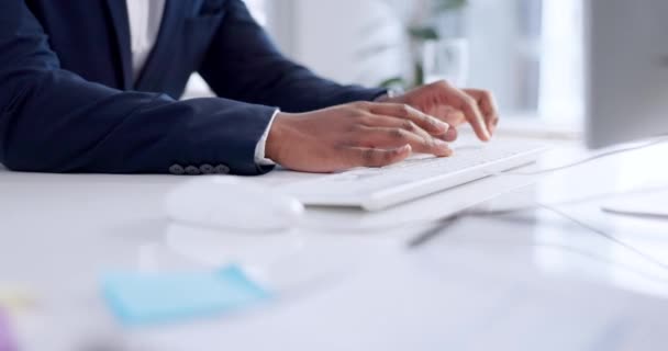 法律事務所の法的研究 管理をレビューするために コンピュータにビジネスマン タイピング オンラインレポートを編集するためのデスクトップキーボードのクローズアップ 企業弁護士 弁護士 — ストック動画