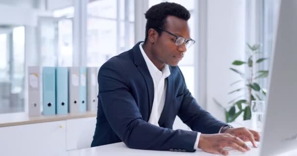 ビジネスマンは 財務上の成功 会計報告のためにコンピュータ上で伸びて幸せです アフリカの会計士または従業員がオフィスの健康 達成または休憩中にリラックスしてデスクトップに入力 — ストック動画