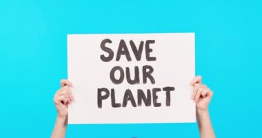 Reklam panosu, protesto tabelası ve dünyayı mavi arka planda kurtarmak için stüdyoda, ellerde veya iklim değişikliğinde sürdürülebilir. Küresel ısınma, çevre uyarısı veya kirliliği durdurmak için aktivist, poster ve kağıt.