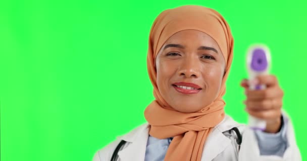ヘルスケアと医療検査のための緑の画面上の温度計 モックアップとイスラム教徒の医師 スタジオの背景に隔離された熱のためのツールとイスラム看護師の肖像画 — ストック動画