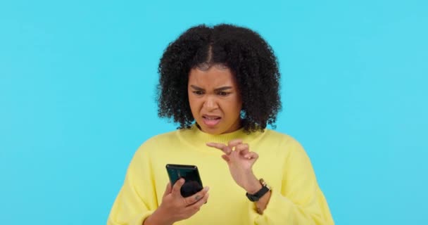 Kadın Yeşil Ekranlı Telefon Stüdyoda Hatayla Kızgın 404 Arızalı Mavi — Stok video