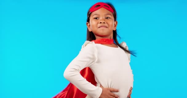 Małe Dziecko Superbohater Dumny Sprawiedliwości Dziecko Niebieskim Tle Studio Dziewczyna — Wideo stockowe
