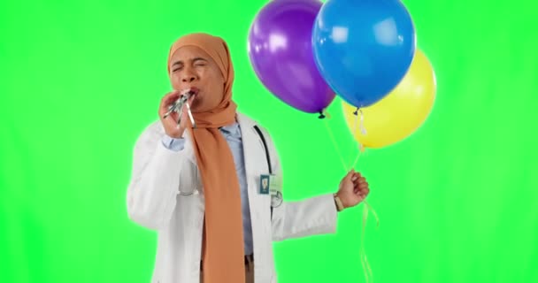 女性と医療でヒジャーブと幸福とお祝いの緑の画面で風船 女性の専門家とイスラム教徒は クリニックでパーティーでユーモアを持つ小児科医に満足しています — ストック動画
