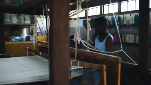 Människa Golvvävstol Och Textilproduktion Klädfabrik Tillverkning Och Hantverk Svart Man — Stockvideo