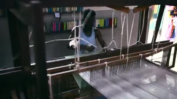 織物工場 製造業 職人技の工場で男 床の木製の織物および衣類の生産 黒人の男性 倉庫および編む糸か綿の企業 ウールおよび生地のデザイナー — ストック動画