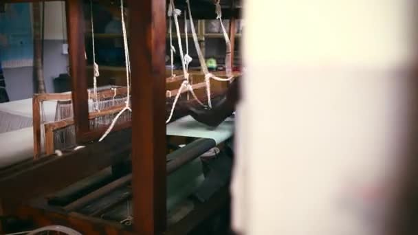 Man Vloerprofiel Weefgetouw Weven Voor Productie Kledingfabriek Productie Vakmanschap Zwarte — Stockvideo