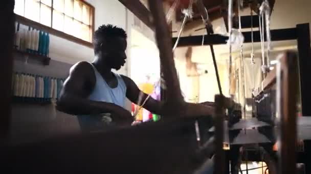 Άνθρωπος Πάτωμα Treadle Αργαλειού Και Την Παραγωγή Μαλλιού Στο Εργοστάσιο — Αρχείο Βίντεο