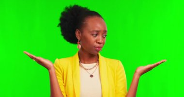 Yeşil ekran stüdyosundaki siyahi kadının elleri, seçimi ve yüzü. Mutlu, portre ve Afrikalı kadın seçenekleri, soruları ve çözümü avuç içi emojisi olan.