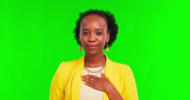 Yeşil ekran, teşekkürler ve işaret dili, gülümseme ve göğsünde el olan siyah kadın yüzü. Afrikalı mutlu bir kadının el, iletişim ve portresi. İmza, sembol ya da minnettarlık işareti..